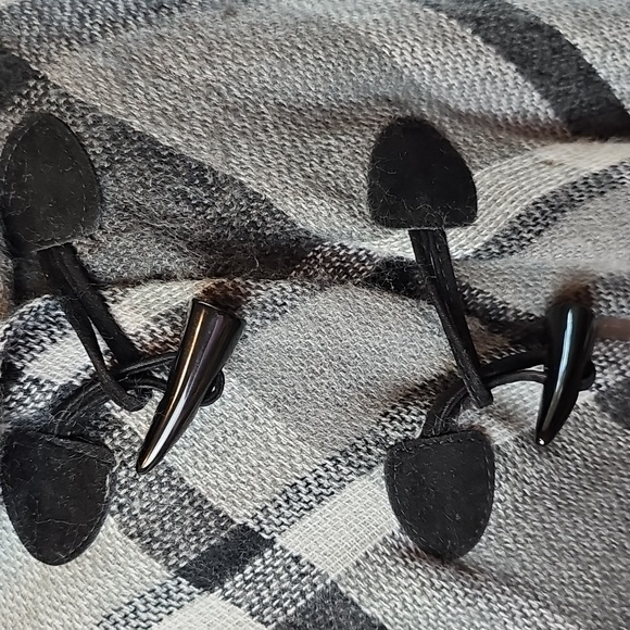 APT. 9 GRAY PLAID PONCHO HOUNDSTOOTH FRONT CLOSURE - Picture 3 of 11